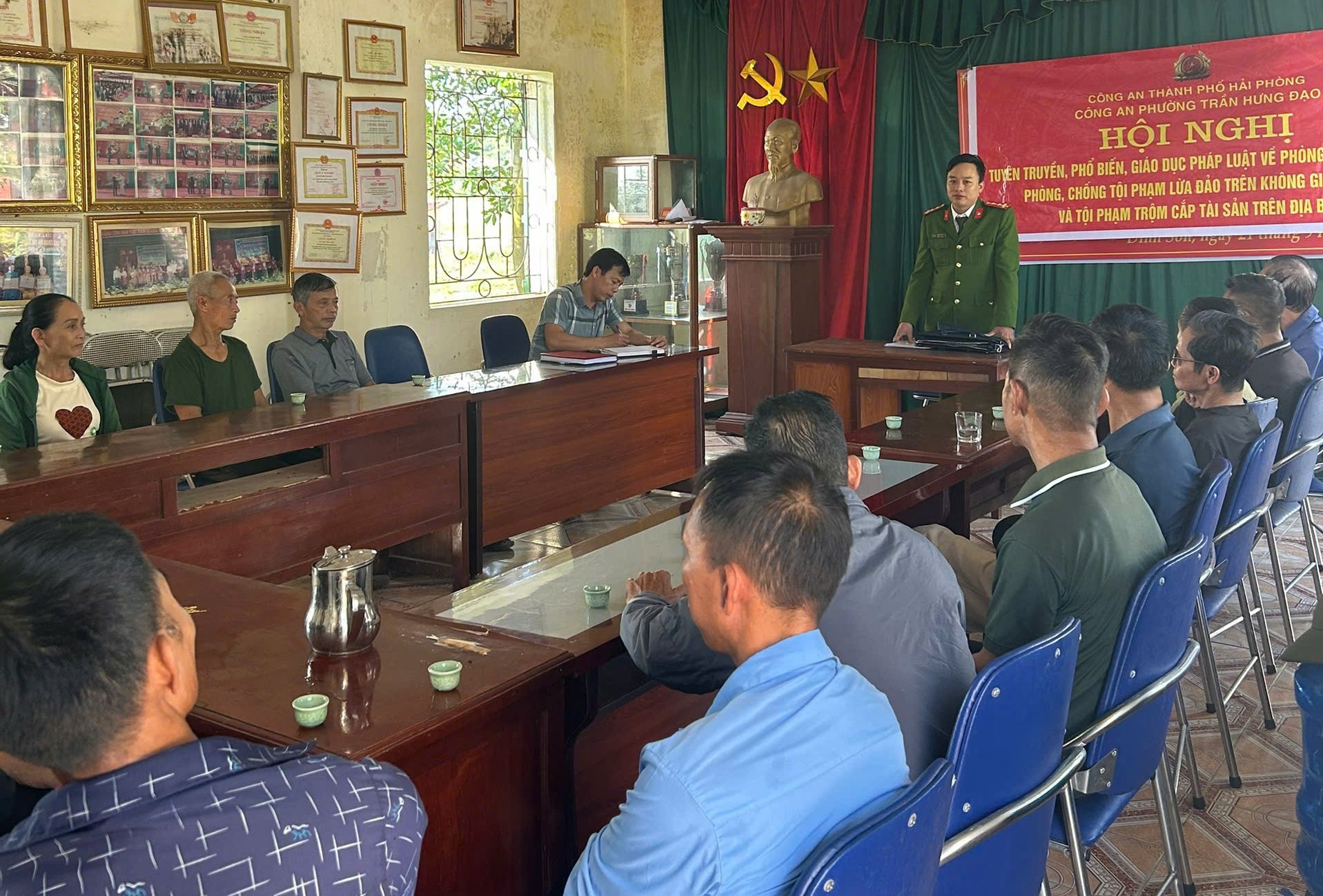 Công an phường Trần Hưng Đạo tuyên truyền phòng, chống ma túy, lừa đảo trên không gian mạng và trộm cắp tài sản tới các tổ dân phố